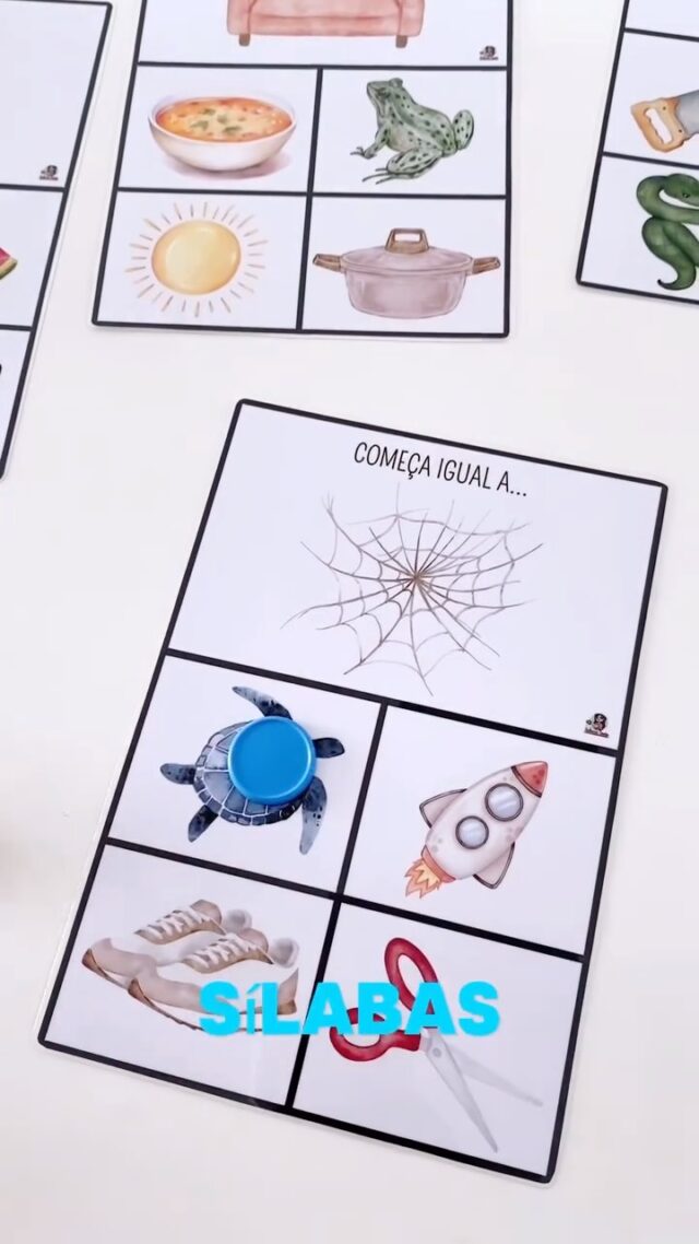 🎯 Trabalhe a consciência fonológica de forma divertida!Jogo de Aliteração – Sons Iniciais Iguais é ideal para ajudar as crianças a identificarem palavras que começam com o mesmo som, seja da letra ou da sílaba.🧠 A criança observa a imagem principal, fala o nome em voz alta e escolhe entre
quatro opções quais começam com o mesmo som.
Ela pode marcar com prendedores, botões, massinha ou o que tiver por perto!✨ Um recurso lúdico, auditivo e interativo que:✅ Estimula a escuta atenta
✅ Desenvolve a percepção de sons iniciais
✅ Enriquece o vocabulário
✅ Pode ser usado de forma individual ou em grupo💡 Ideal para professores, fonoaudiólogos e famílias que querem tornar a
aprendizagem mais leve e significativa!Contém: 20 fichas📥 Disponível em PDF para imprimir e usar quantas vezes quiser!🛒🛍Compre através do link azul na bio ou comente EU QUERO  para receber o link no direct.•Se não encontrar a mensagem, confira na aba  de “solicitações” que estará lá !😉
Me siga para a mensagem aparecer ♥️