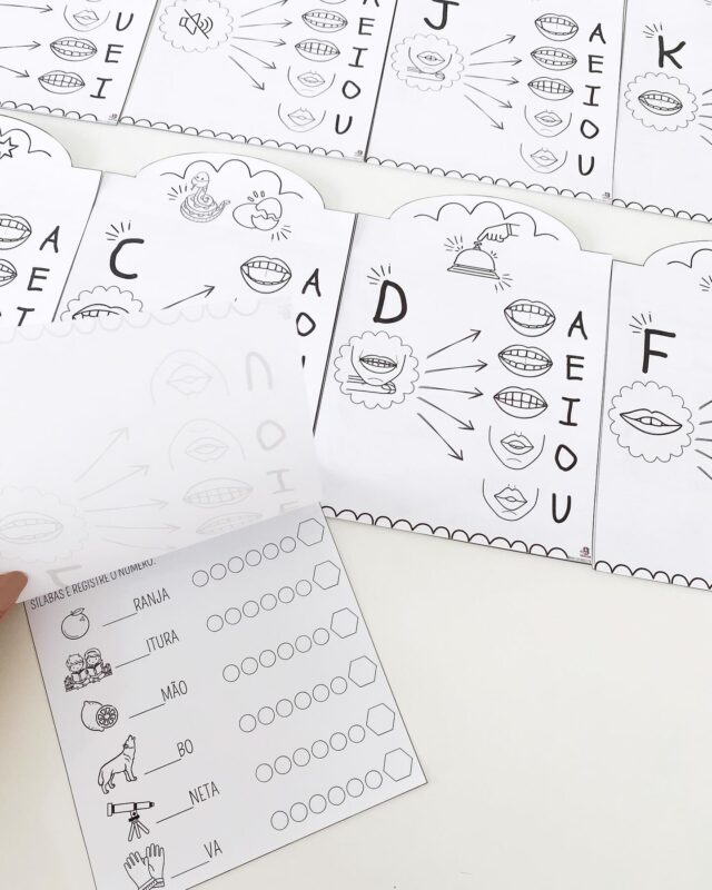 🔤 Aprender sílabas pode (e deve!) ser divertido!Com o material Famílias Silábicas com Método Fônico, a criança aprende de forma lúdica e visual, associando o som das letras com onomatopeias ilustradas!✨ Cada sílaba é apresentada em uma folha separada, permitindo um aprendizado gradual, focado e cheio de significado!👂 Escuta o som
👁 Associa à imagem
🧩 Brinca com palavras
✍ E escreve com segurança!✅ Estimula a consciência fonológica
✅ Desenvolve a leitura por sílabas
✅ Enriquece o vocabulário brincando
✅ Trabalha coordenação motora fina📎 Material em PDF, pronto para imprimir e usar!🛒🛍Compre através do link azul na bio ou comente EU QUERO  para receber o link no direct.•Se não encontrar a mensagem, confira na aba  de “solicitações” que estará lá !😉
Me siga para a mensagem aparecer ♥️