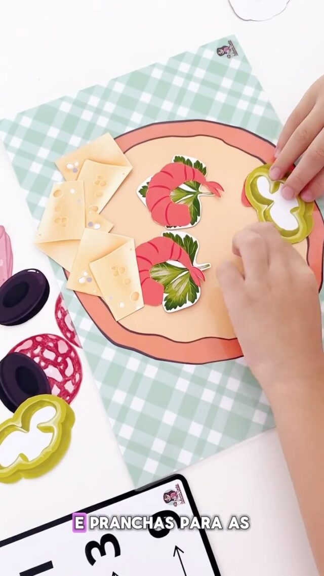 🎉 Aprender Matemática Nunca Foi Tão Delicioso! 🍕Transforme a aula de matemática em uma brincadeira saborosa com nosso Kit “Contando com a Pizzaria”!
Um material educativo divertido e envolvente que ensina contagem e raciocínio lógico de forma prática e criativa. 👩‍🍳👨‍🍳🍕 Como funciona?
A criança escolhe uma das 12 fichas com ingredientes e números ilustrados,
observa quantos ingredientes precisa de cada tipo e monta sua própria pizza!Tudo isso enquanto usa uma viseira de chef de cozinha, entrando no personagem
para tornar o aprendizado ainda mais mágico!✨ O que acompanha o kit:
✅ 12 fichas com números e imagens dos ingredientes
✅ Modelos diferentes de ingredientes para montar as pizzas
✅ Viseira de chapéu de cozinheiro personalizada
✅ Atividade interativa para trabalhar contagem e coordenação motora📚 Ideal para crianças da educação infantil e anos iniciais, o material estimula o aprendizado de forma lúdica, criativa e gostosa!🛒🛍️Compre através do link na bio ou comente EU QUERO  para receber o link no direct.
•Se não encontrar a mensagem, confira na aba  de “solicitações” que estará lá !
Me siga para a mensagem aparecer♥️